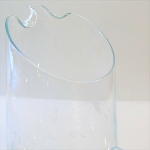 Glass Serving Pitcher 54oz Slant Top Ruffle Spout Open Handle Floral Etch Vtg - Picture 2 of 5